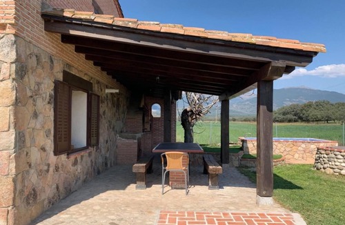Gavilanes House | Country House 'Paraje Navazos' with Mountain View, Private Pool and Wi-Fi