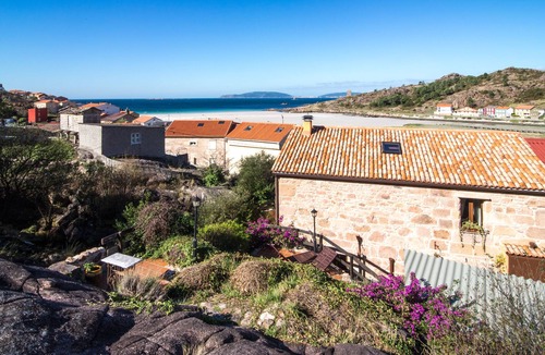 O Pindo Cottage | Country house with terraces and sea views only 50 meters from the beach.