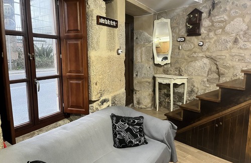 Padron House | Cozy 1-bedroom house in serene Padrón with WiFi, AC