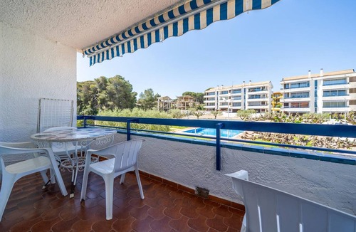 Torredembarra Apartment | Cozy 3-BR Apartment Near Beach with Pool View, Terrace & Wifi in Torredembarra