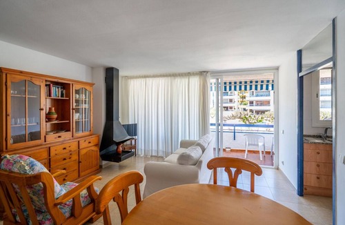 Torredembarra Apartment | Cozy 3-BR Apartment Near Beach with Pool View, Terrace & Wifi in Torredembarra