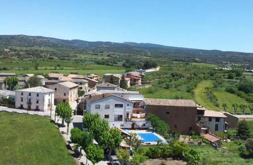 Graus Apartment | Cozy Apartment in Torres del Obispo with Pool