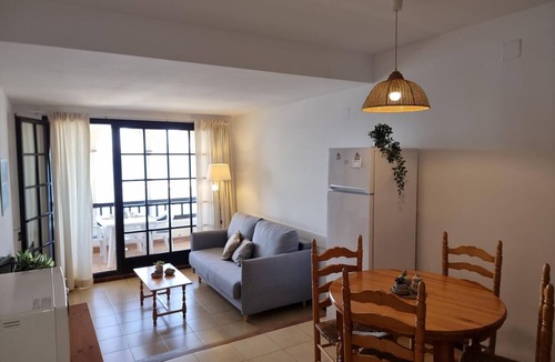 Pedrinya Apartment | Cozy apartment with terrace and pool 50m from the beach