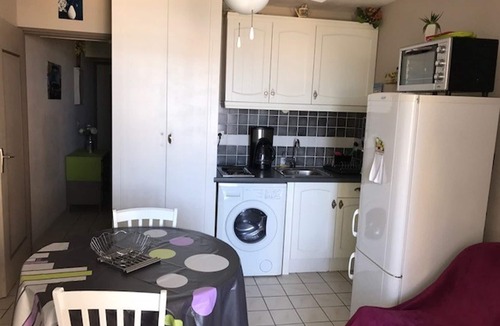 Le Barcares Apartment | Cozy Beachfront Studio Cabin for 4 in Port Barcarès, Near Shops & Aqualand