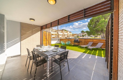 L'Escala Villa | Cozy villa with communal pool