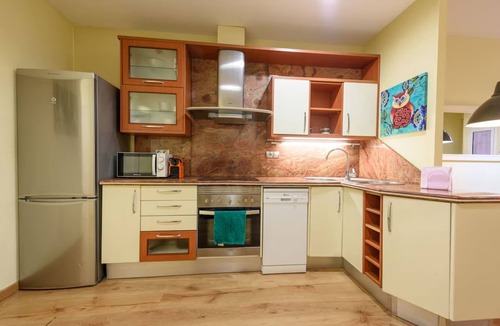 El Poble-sec Apartment | Creu - Ramblas Rentals Chic & Spacious Flat |Pool Table| 15m Ramblas