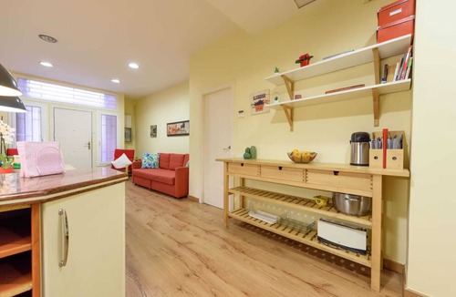 El Poble-sec Apartment | Creu - Ramblas Rentals Chic & Spacious Flat |Pool Table| 15m Ramblas