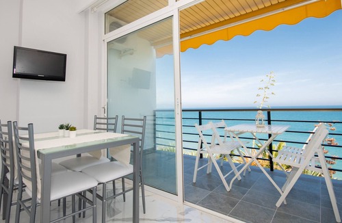Torremolinos Apartment | Cubo's Estudio Castillo de Santa Clara/sea views/air conditioning/free wifi