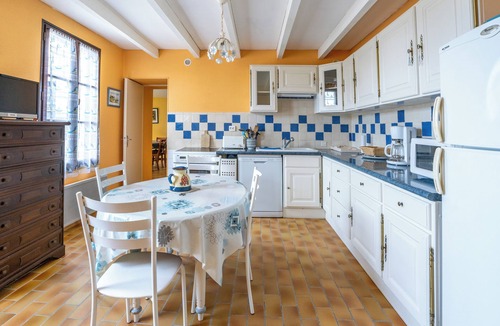 Jonzac House | Cure or vacation a quiet house with a view of the castle