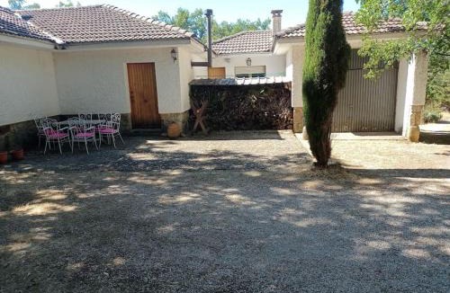 Vilviestre de los Nabos House | Derroñadas . Casa con enorme jardín y tenis.