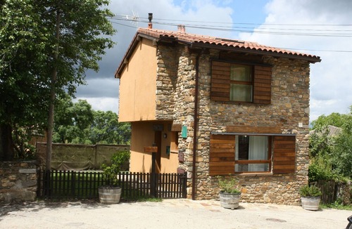 Berzosa del Lozoya Cottage | Detached house with garden