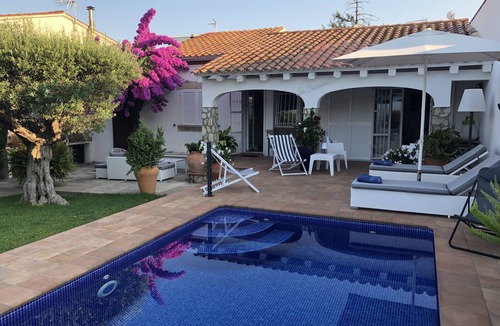 L'Escala House | Detached house with private garden and swimming pool; air conditioning wifi internet