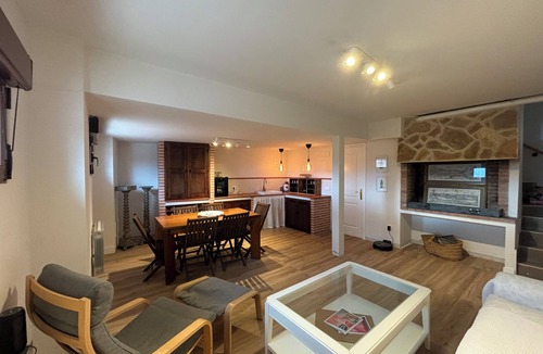 Duruelo Ski Chalet | Detached villa with pool and mountain views