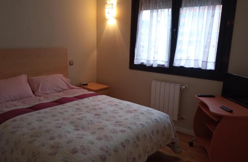 Leon Bed & Breakfast | Dormitorio con baño privado y desayuno