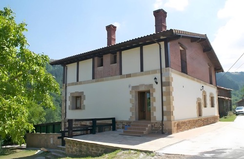 Valle de Carranza Apartment | Double Room with Mountain Views, Shared Garden and Wi-Fi