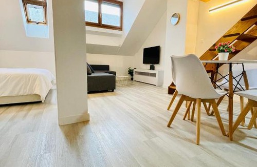 Biescas Apartment | El Ático reformado con aire acondicionado en el centro, ascensor, garaje y WiFi