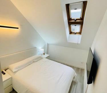 Biescas Apartment | El Ático reformado con aire acondicionado en el centro, ascensor, garaje y WiFi