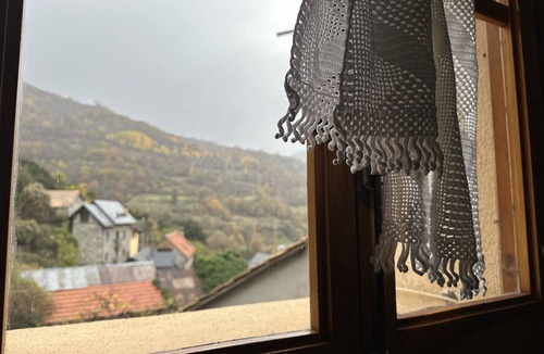 Larrede House | El Rincón de Cayetana - House with fireplace, garden and barbecue -National Park