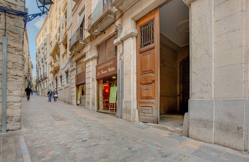 Barri Vell Apartment | Elegant apartment in the historic center