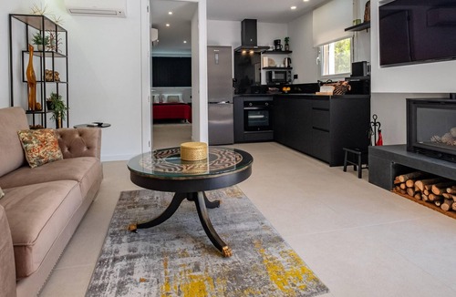 Palamos House | Elegant Retreat: Private Pool, Near Platja Gran, Modern Amenities