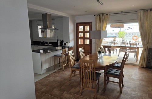 Empuriabrava Villa | Empuriabrava, Villa canal, 8 bedrooms air-conditioned, 18 people, 5 bathrooms, pool, jacuzzi, 25m quay.