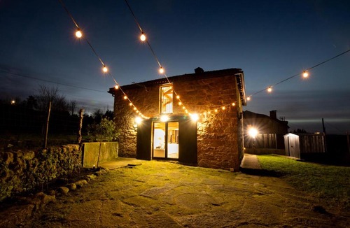 Cerdedo House | Encantadora Villa de Piedra con Jardín y Chimenea