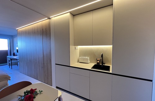 Guadalupe Apartment | Estudio de diseño con piscina by Gloove