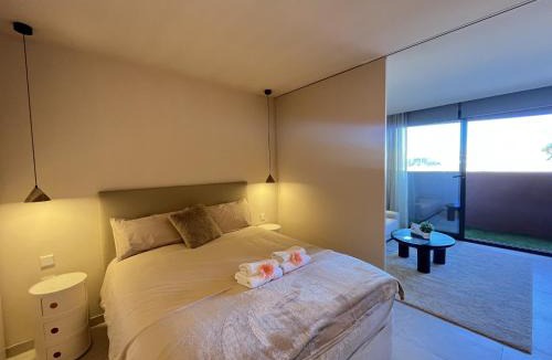 Guadalupe Apartment | Estudio de diseño con piscina by Gloove