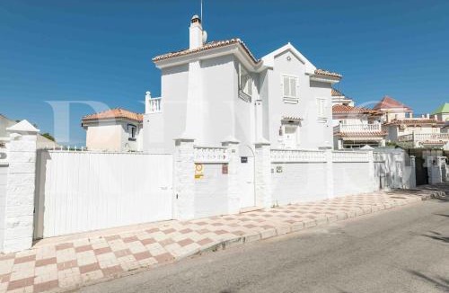 Torremolinos Villa | Exclusive Villa, private pool, BBQ and beach access REMS
