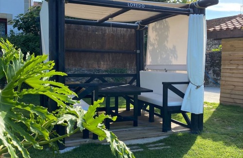 Villaverde de Pontones Apartment | Family apartment with garden view and chill-out cube in the garden