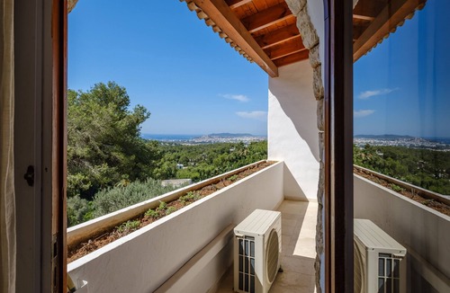 Can Furnet House | Fantastic Holiday Home with Sea View, Pool, Terrace