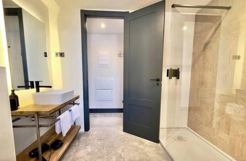 Almendrales Apartment | FD/ Precious new apartment. Parking. Smart TV
