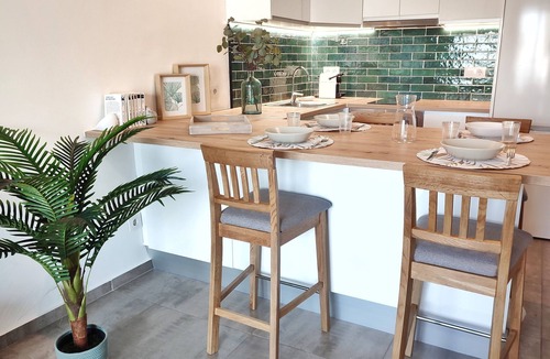 Empuriabrava Apartment | Fisherman's cottage with private Jacuzzi, paddle, scooters, plancha, pkg and WIFI