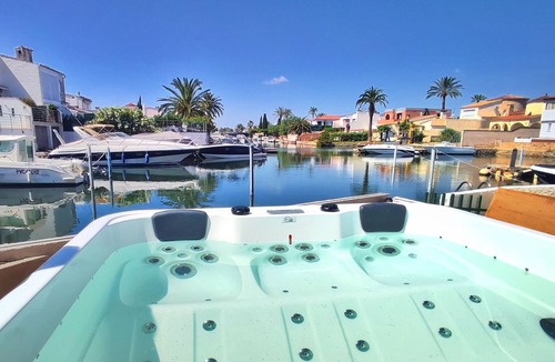 Empuriabrava Apartment | Fisherman's cottage with private Jacuzzi, paddle, scooters, plancha, pkg and WIFI