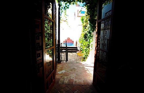 Carmona House | FRENTEABASTOS Suites Cafe Hostal & Apartments