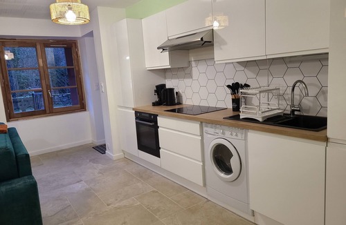 Chateau-Verdun Apartment | Gîte la Rivière, Aston valley, resort shuttle, close to shops