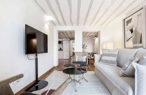 Barrio de La Latina Apartment | Genteel Home Plaza de la Cebada