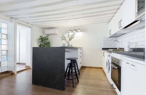 Barrio de La Latina Apartment | Genteel Home Plaza de la Cebada