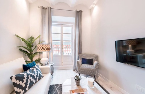 Sol Apartment | Genteel Home Plaza Mayor III