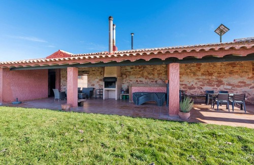 Alcaraz Cottage | Guard House with Spa and shared pool for 4