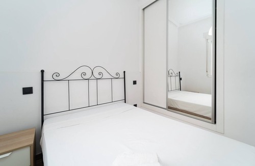 Puerta del Angel Apartment | GuestReady - Another brick in the wall