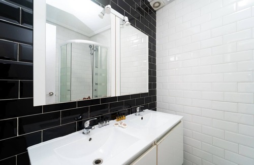Puerta del Angel Apartment | GuestReady - Another brick in the wall