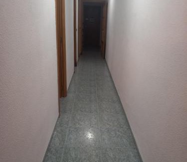 Nou Moles House | habitación grande en piso compartido con 2 adultos