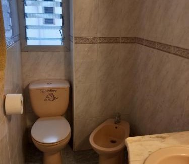 Nou Moles House | habitación grande en piso compartido con 2 adultos