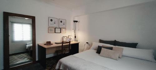 Nou Moles House | Habitacion con cama extragrande