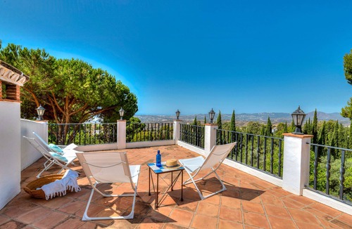 Mijas Ski Chalet | Hacienda del Cazador: Luxury Villa in La Alquería