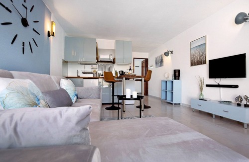 Castillo Caleta de Fuste Apartment | Holiday Apartment "Casa Vitamin Sea" with Mountain View, Terrace & Wi-Fi