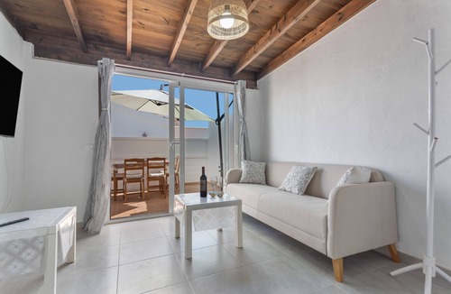 Caleta de Fuste House | Holiday Home 'Casa Vista Golf' with Sea View, Shared Pool & Wi-Fi