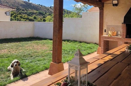 Pinilla de los Barruecos House | Holiday Home 'Chanin I' with Mountain View, Private Terrace and Wi-Fi