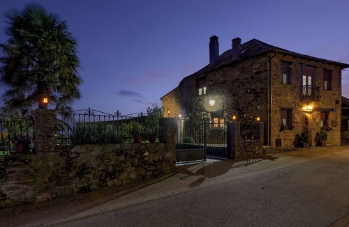 Noceda House | Holiday Home 'Casa Rural Abuelo Jose' with Mountain Views, Private Pool and Wi-Fi